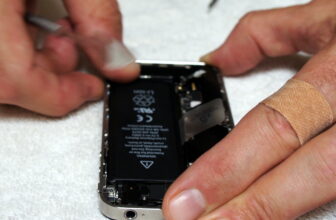 Easily Replaceable Smartphone Batteries Could Make A Comeback